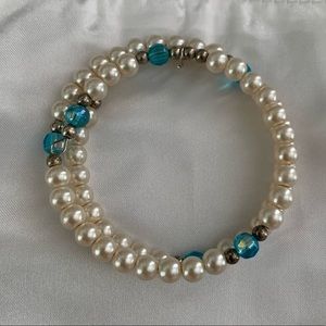 Pearl bracelet with silver and blue beads